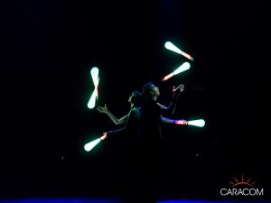 organisateur-spectacles-cirque-jongleurs-neon-2