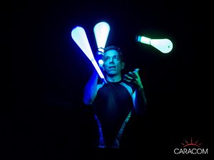 organisateur-spectacles-cirque-jongleurs-neon-3