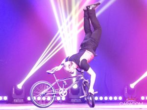 organisation-spectacle-cirque-acrobates-equilibre-2